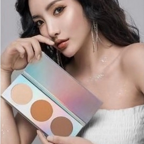 3 Color Contouring Powder Palette in Galaxy. New Never Worn Green Alasko - Picture 2 of 12